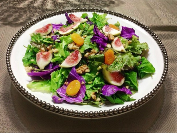 A salada de folhas e figo é ótima para ajudar a desinchar (Foto: Reprodução)